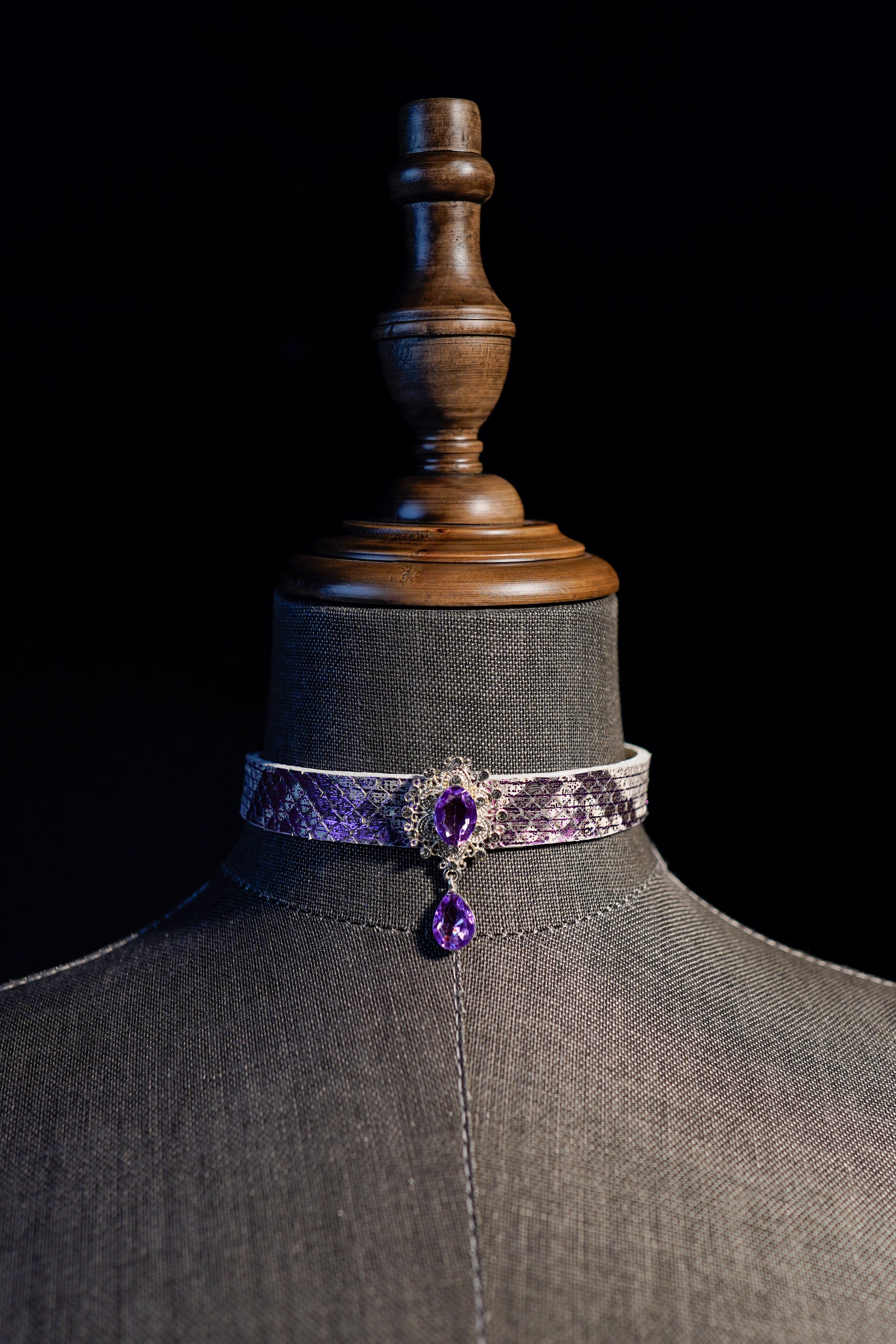 「Tear Of Ames」Handmade Embossed Leather Choker
