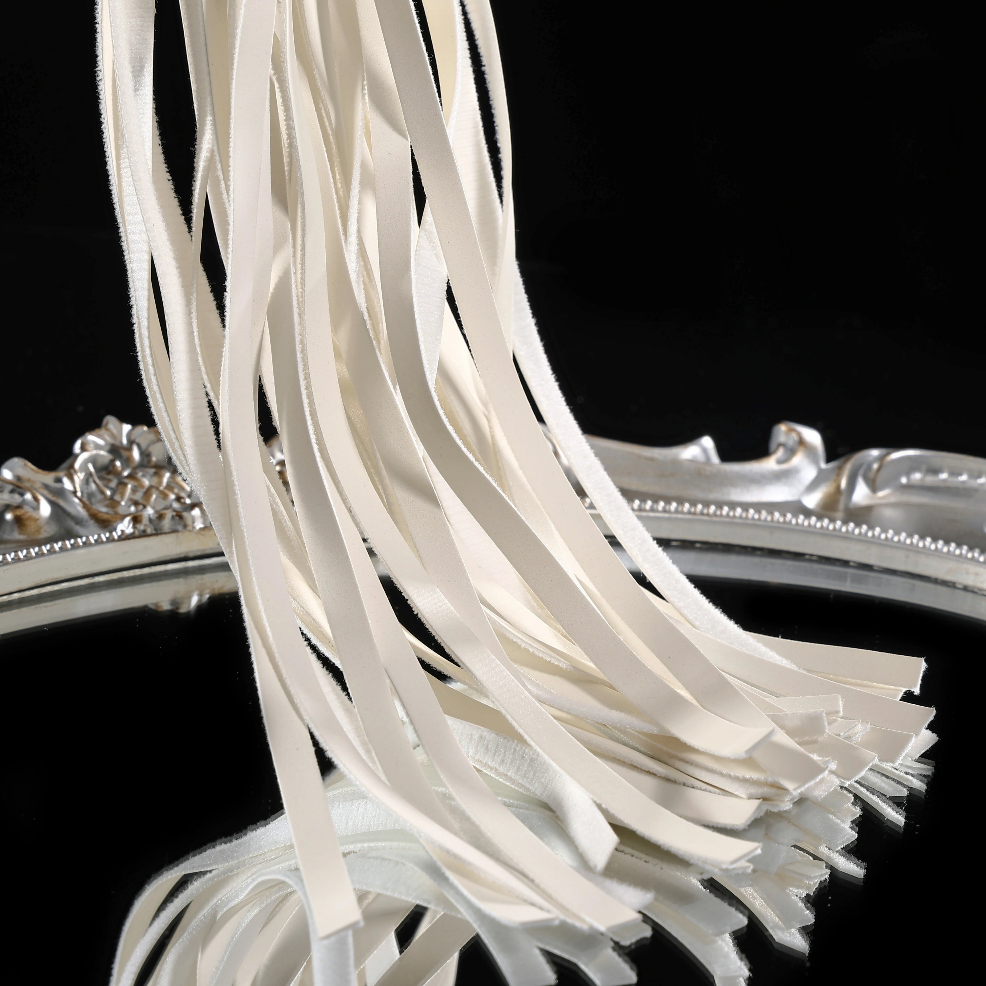 「Luminous Whip」Handmade Leather BDSM Flogger